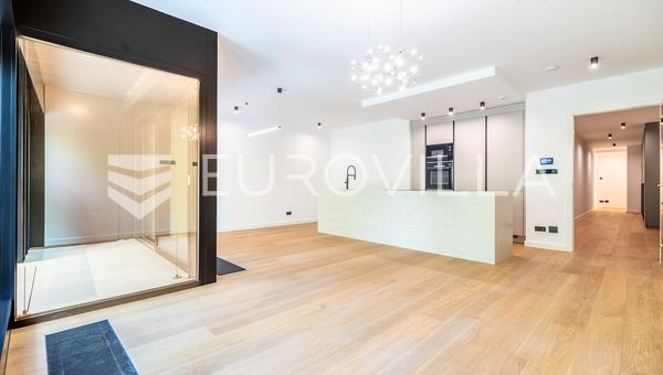 Zagreb, Aşağı Şehir, loggia, teras ve bahçeli lüks dört yatak odalı daire 150 m²