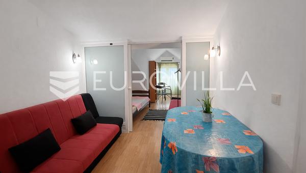 Krk, EN ALQUILER espacioso apartamento de cuatro dormitorios de 120 m² en una ubicación tranquila