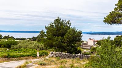 Baška Voda, zemljište s kućom za renovaciju i panoramskim pogledom na more