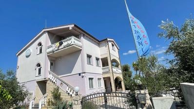 Zadar, Vrsi, daireleri ve bahçesi olan güzel ev