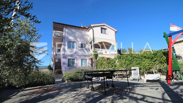 Zadar, Vrsi, linda casa com apartamentos e jardim.