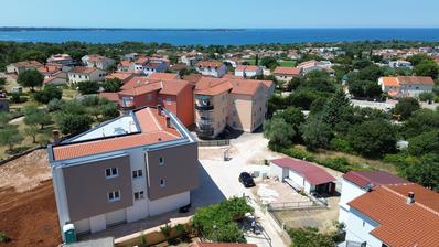 Istria, Peroj, viehättävä kolmen makuuhuoneen huoneisto uudessa rakennuksessa autotallilla