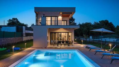 Istria, Svetvinčenat, moderná luxusná vila s vyhrievaným bazénom