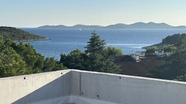 Biograd na moru, Pakoštane, dvosobni apartman s krovnom terasom i pogledom na more