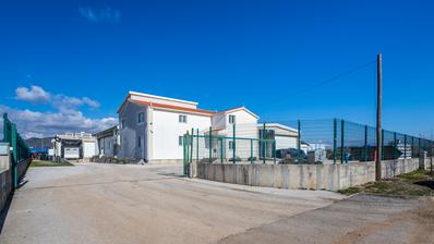 Sinj, Kukuzovac, poslovna zgrada u gospodarskoj zoni, površine 1.648 m²