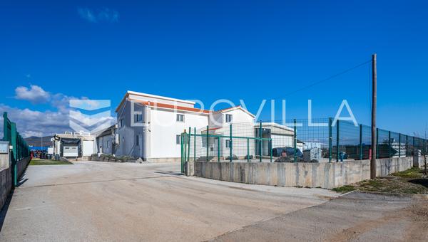 Sinj, Kukuzovac, obchodní budova v průmyslové zóně, s celkovou plochou 1 648 m².