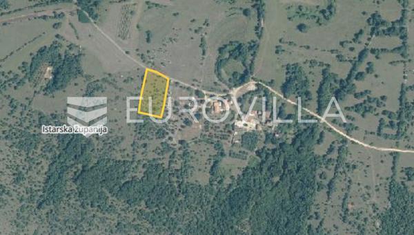 Ístria, Zrenj - Terreno de 6.758 m² com área edificável e terreno agrícola.