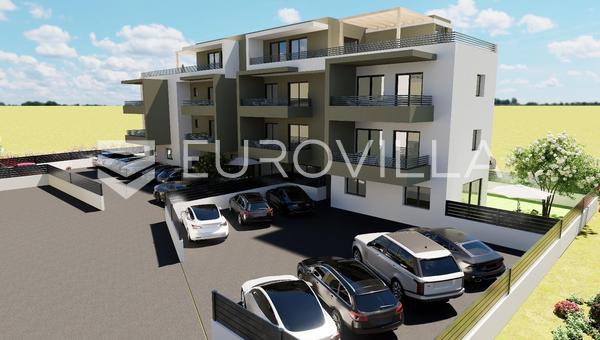 Trogir, dvosoban stan u prizemlju s vrtom i parkirnim mjestom