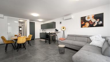 Istra, Funtana - Moderno novozgrajeno stanovanje z veliko teraso, 500 m od morja