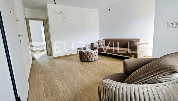 Kaštela, novo postavený dom s dvomi apartmánmi, 450 m od mora.