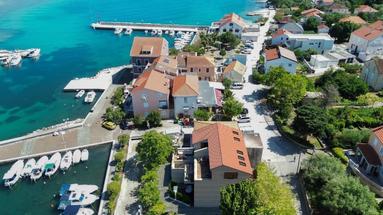 Zadar, ostrov Ugljan, novostavba, 90 m², první řada k moři