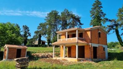 Istria, Pisino - casa indipendente allo stato grezzo di 120 m² con piscina