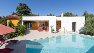 Svetvinčenat, Single-Storey Villa with a Pool, Sauna and Spacious Garden