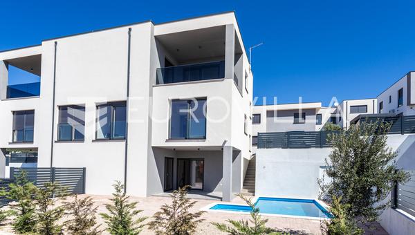 Vodice, casa adosada moderna con piscina, obra nueva, 169,89 m²