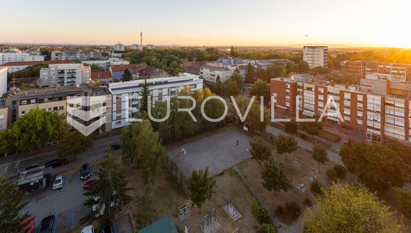 Exkluzív háromszobás lakás Szlavónbród központjában panorámás kilátással