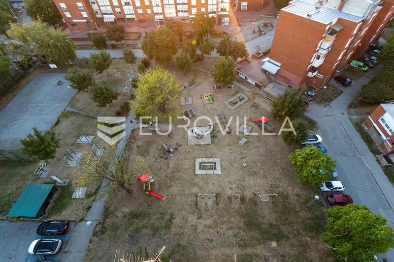 Exkluzív háromszobás lakás Szlavónbród központjában panorámás kilátással - 15