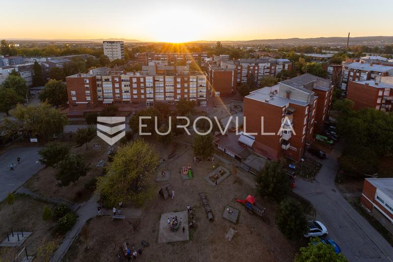 Exkluzív háromszobás lakás Szlavónbród központjában panorámás kilátással - 14