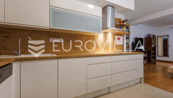 Istra, Pula, prizemni stan s potpunom privatnošću i vrtom