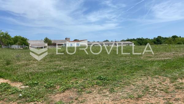 Zminj, Karlovici - terreno edificable en una ubicación tranquila.