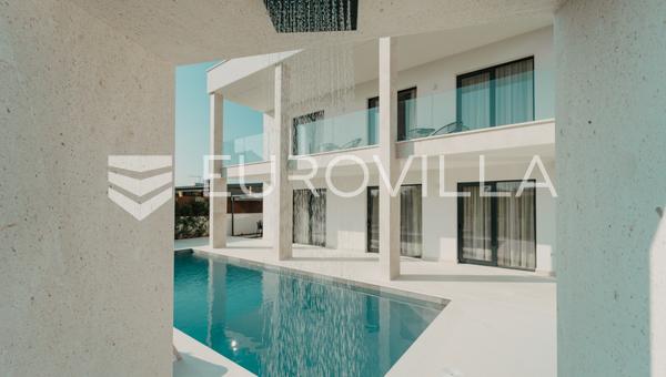 Zadar, Turanj, hermosa casa con piscina y vistas al mar.