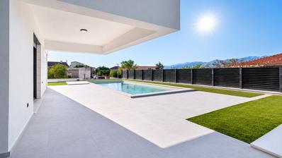 Zadar, Razanac, moderno apartamento de dos dormitorios con piscina privada y jardín, a 90 m del mar