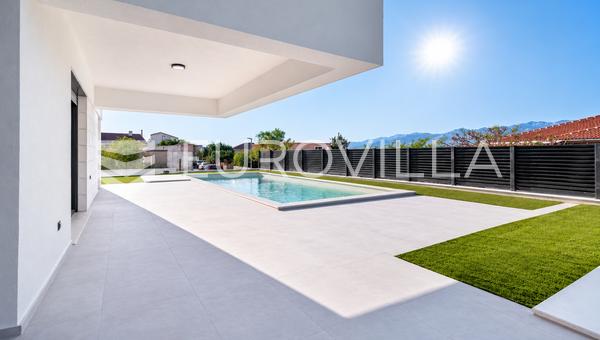 Zadar, Razanac, modern két hálószobás apartman saját medencével és kerttel, 90 m-re a tengertől