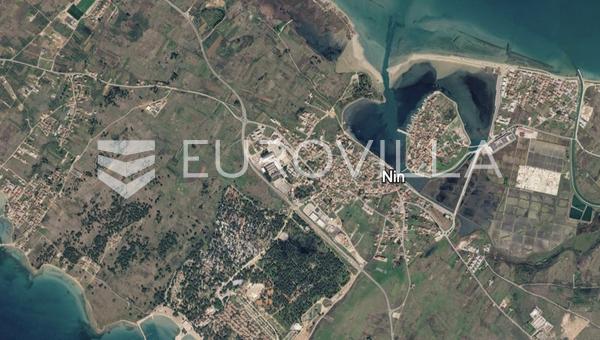Zadar, Nin - tomt med gyldig byggetillatelse for bolig- og næringsbygg
