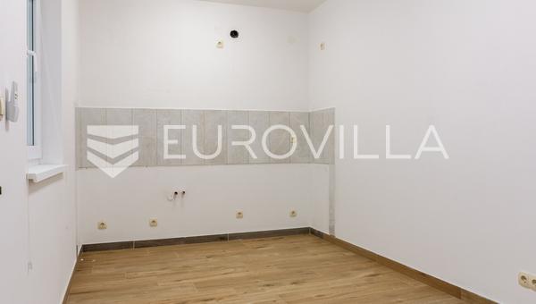 Brač, Bol, jednoizbový byt na prvom poschodí