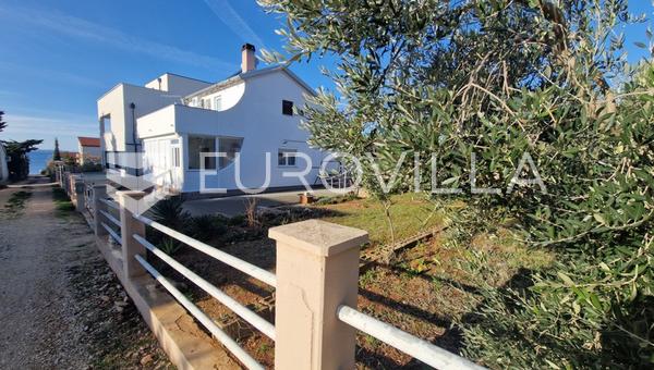 Vir, Casa con dos apartamentos separados y amplio jardín - a 150 m del mar