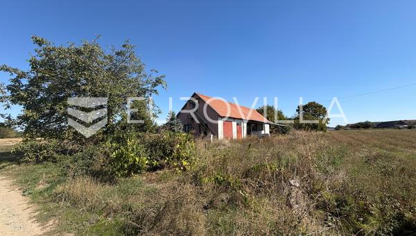 Satnica Dakovacka, erhvervsejendom med en stor grund på 1.585 m²