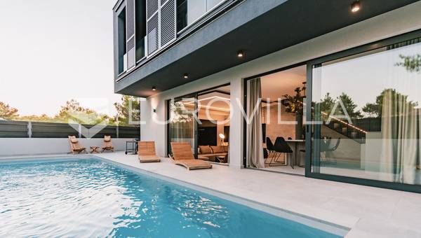 Vodice, luksuriøs designervilla med pool, 300 m fra havet