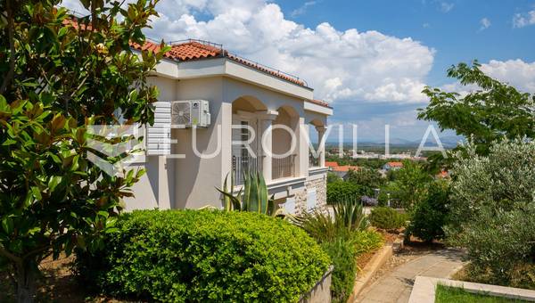 Vodice, mediteranska vila s uređenim vrtom, bazenom i pogledom na more