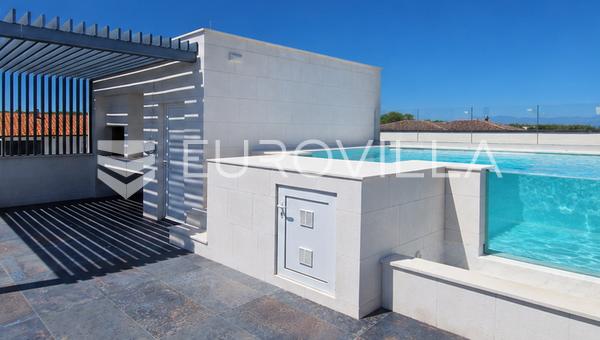 Vir, Villa de lujo con terraza en la azotea y dos piscinas - segunda fila al mar