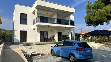 Pasman, Nevidane, modernes Haus in einem Neubau mit vier separaten Wohnungen, erste Reihe am Meer.