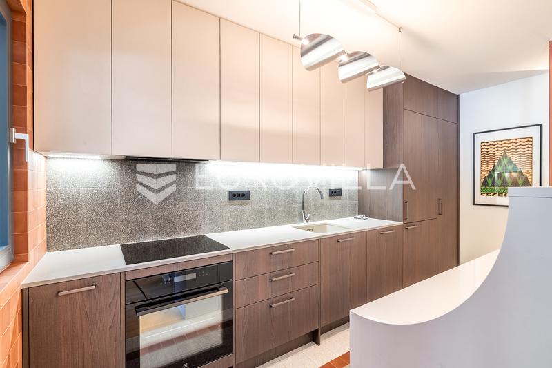 Zagreb, Jarun - a 200 metros - apartamento de dois quartos com 2 garagens e loggia - 4