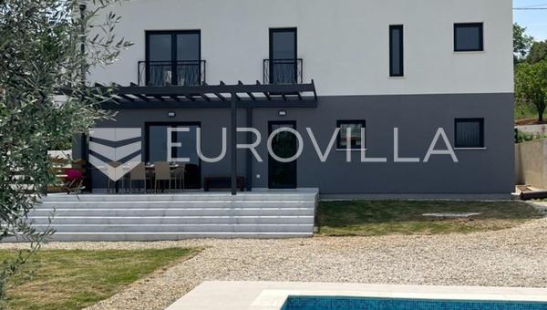 Istria, Pula, moderne frittliggende villa med grønn utsikt, en fredelig oase