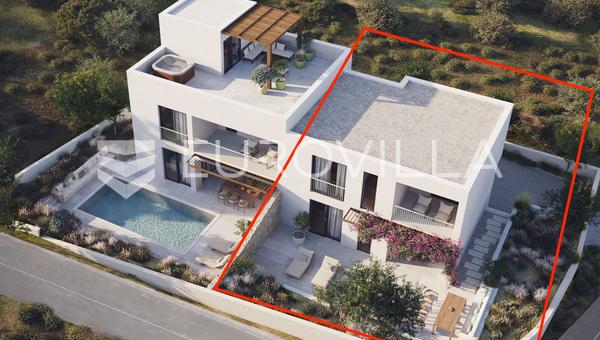 Vodice, obra nueva, moderno apartamento de tres dormitorios en dos niveles con jardín