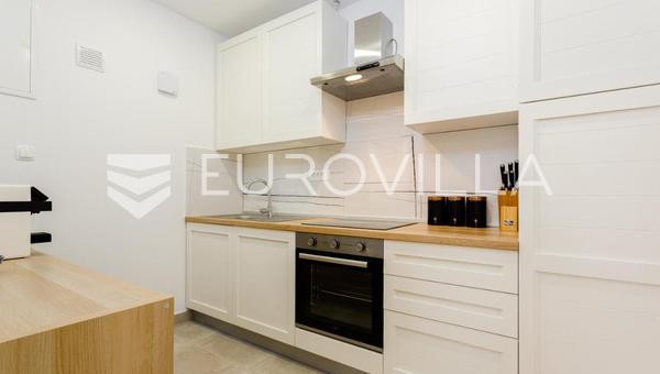 Trogir, casa bifamiliare recentemente ristrutturata vicino al centro