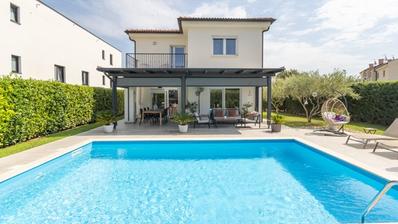 Poreč, Rosini, moderní a elegantní rodinná vila s bazénem a výhledem na moře