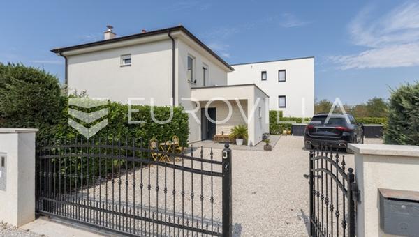 Porec, Rosini, moderne og elegant familievilla med pool og havudsigt