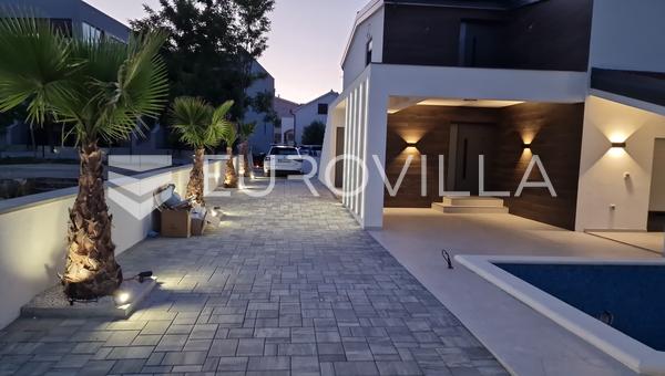 Zadar, Vir - Moradia geminada moderna com dois apartamentos e uma piscina perto da Praia de Jadro