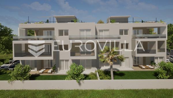Kaštel Lukšić, trosoban penthouse s krovnom terasom i dva parkirna mjesta