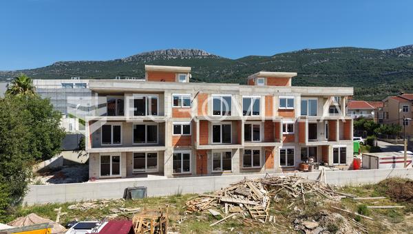 Kaštel Lukšić, třípokojový penthouse se střešní terasou a dvěma parkovacími místy