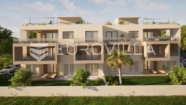 Kastel Luksic, penthouse de trois pièces avec terrasse sur le toit et deux places de parking