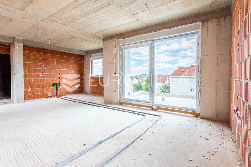Kaštel Lukšić, třípokojový penthouse se střešní terasou a dvěma parkovacími místy - 21