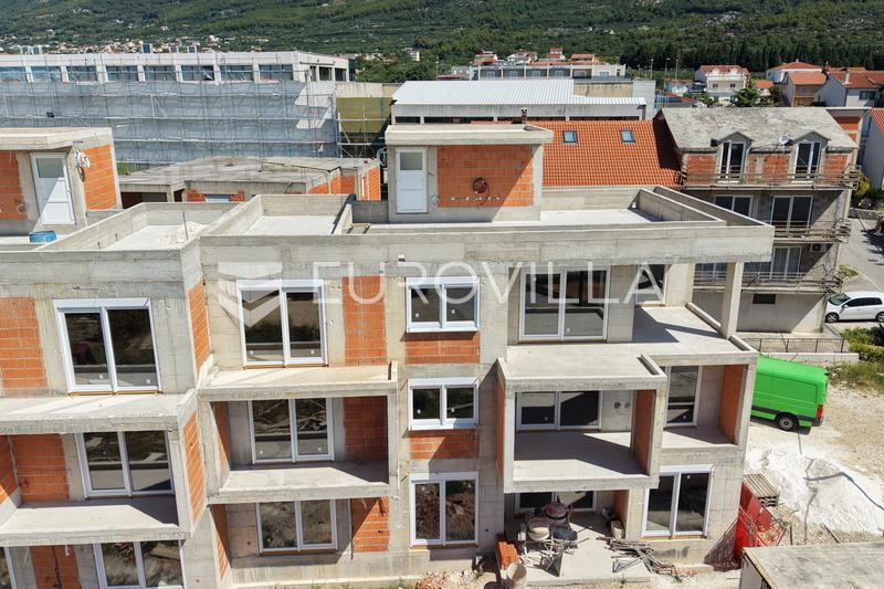 Kaštel Lukšić, třípokojový penthouse se střešní terasou a dvěma parkovacími místy - 9