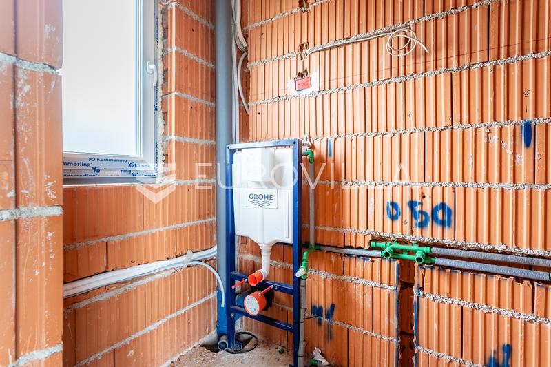 Kaštel Lukšić, třípokojový penthouse se střešní terasou a dvěma parkovacími místy - 27