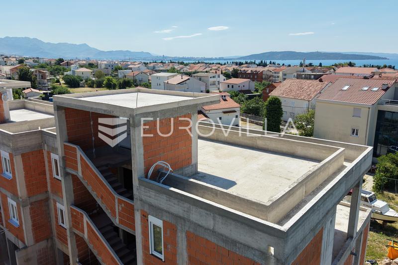 Kaštel Lukšić, třípokojový penthouse se střešní terasou a dvěma parkovacími místy - 14