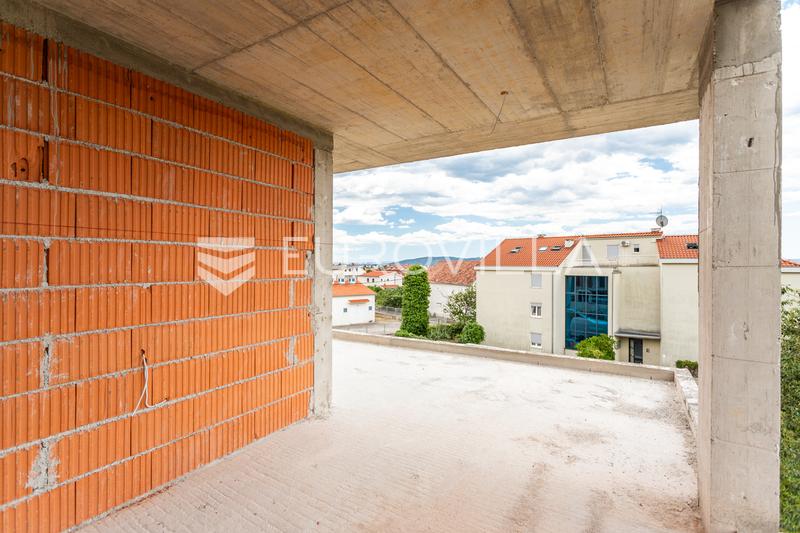 Kaštel Lukšić, třípokojový penthouse se střešní terasou a dvěma parkovacími místy - 29