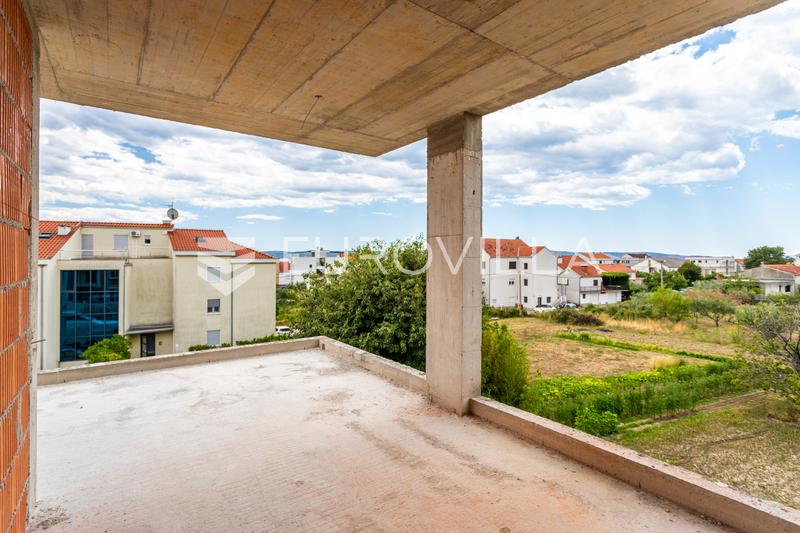 Kaštel Lukšić, třípokojový penthouse se střešní terasou a dvěma parkovacími místy - 28